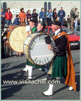 Trommler dreier in Achill ansässiger Dudelsackgruppen, St. Patrick's Day 2003