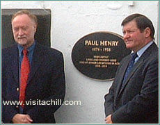 Plaic chuimhneacháin á nochtadh don ealaíontóir Paul Henry, Deireadh Fómhair 2003