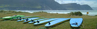 Surfbretter am Strand von Keel, Achill Island, Irland